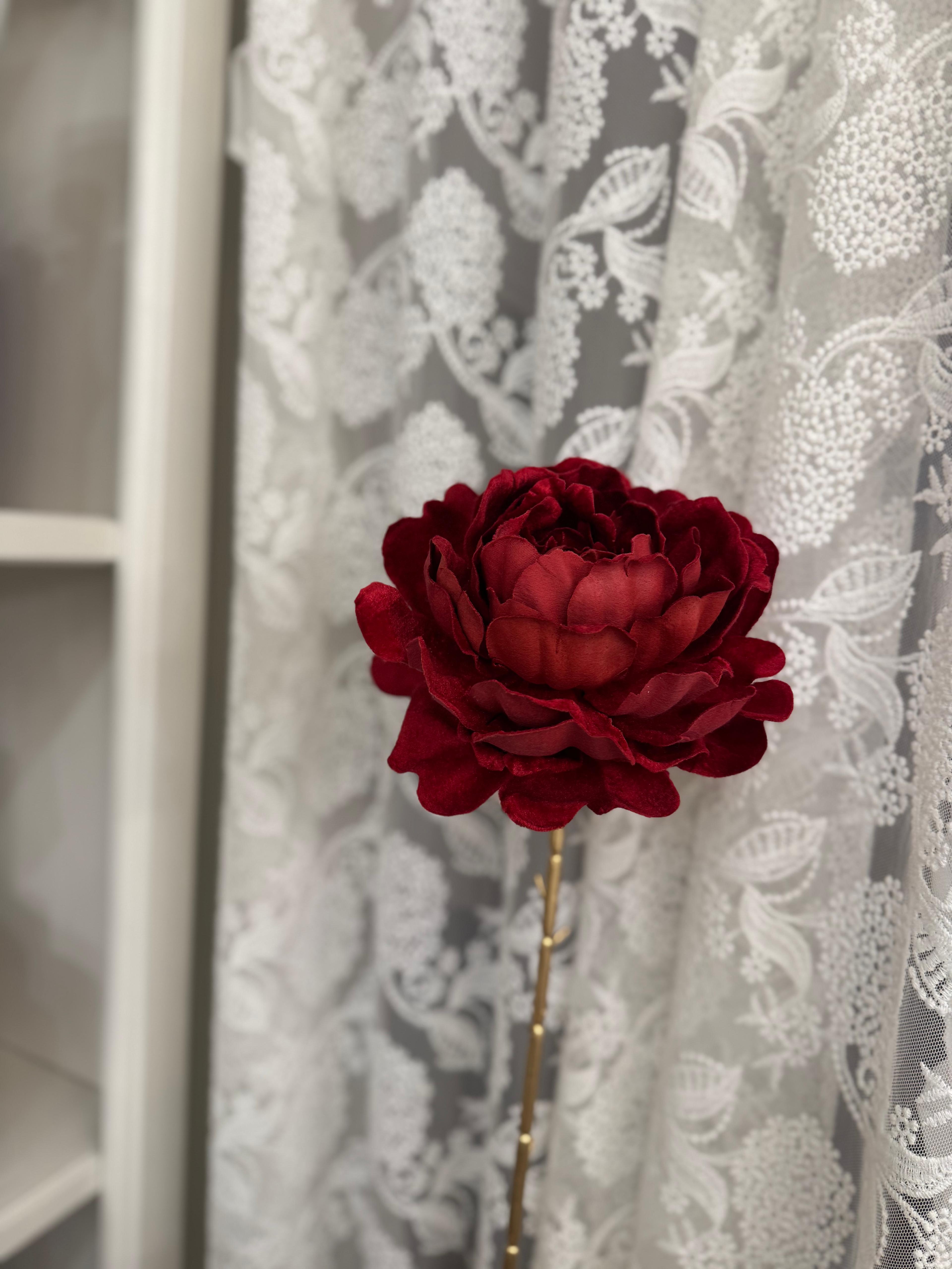 Peonia in velluto rossa con stelo dorato - H.70 cm - Fiori di Lena